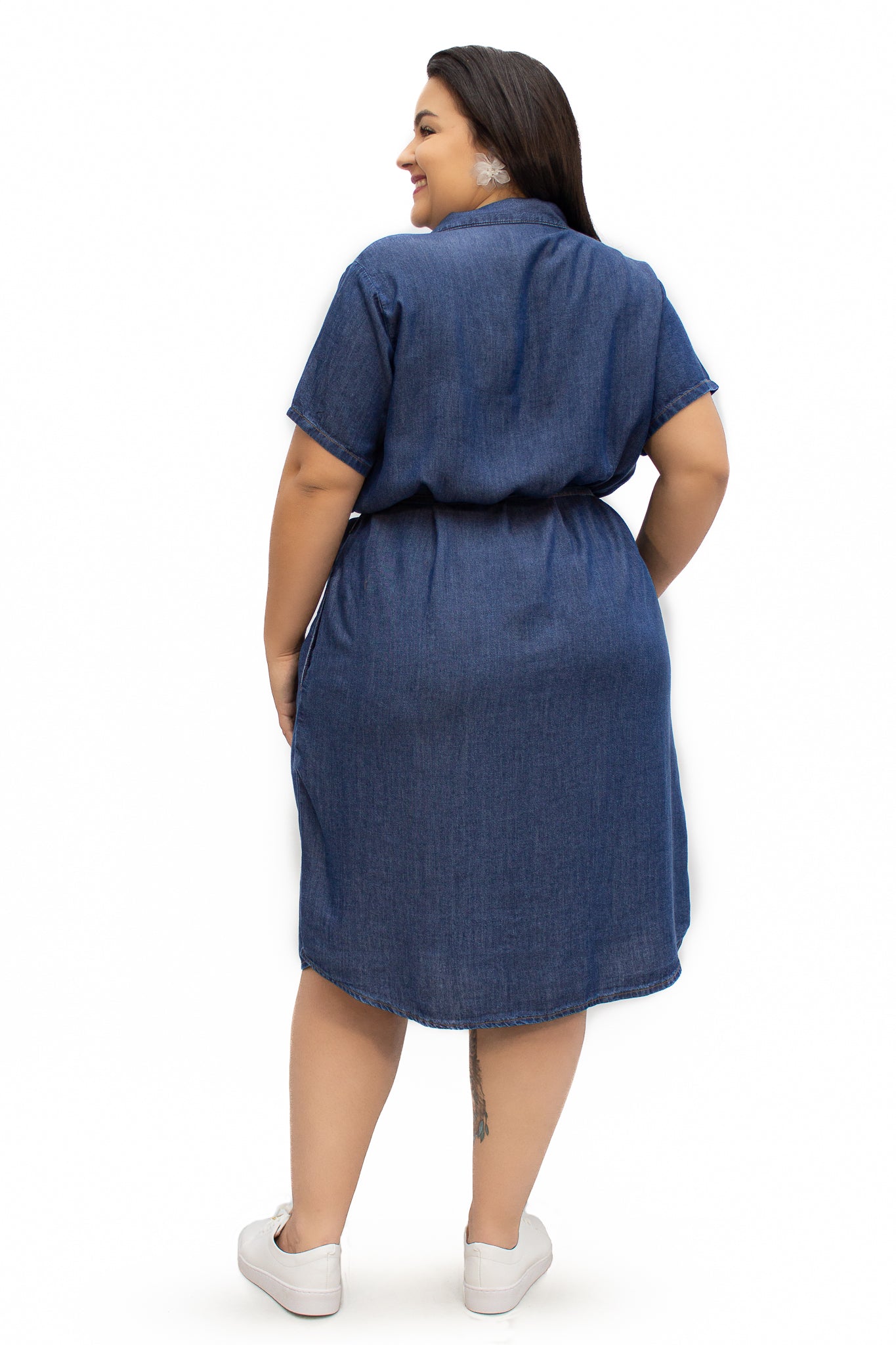 Vestido Plus Size Curto com Botões Frontais e Amarração