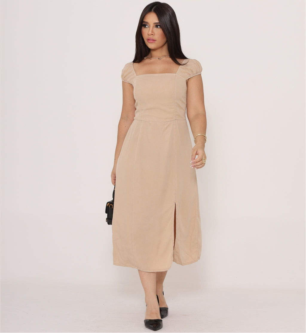 Vestido Midi Manga Curta com Decote Reto e Fenda