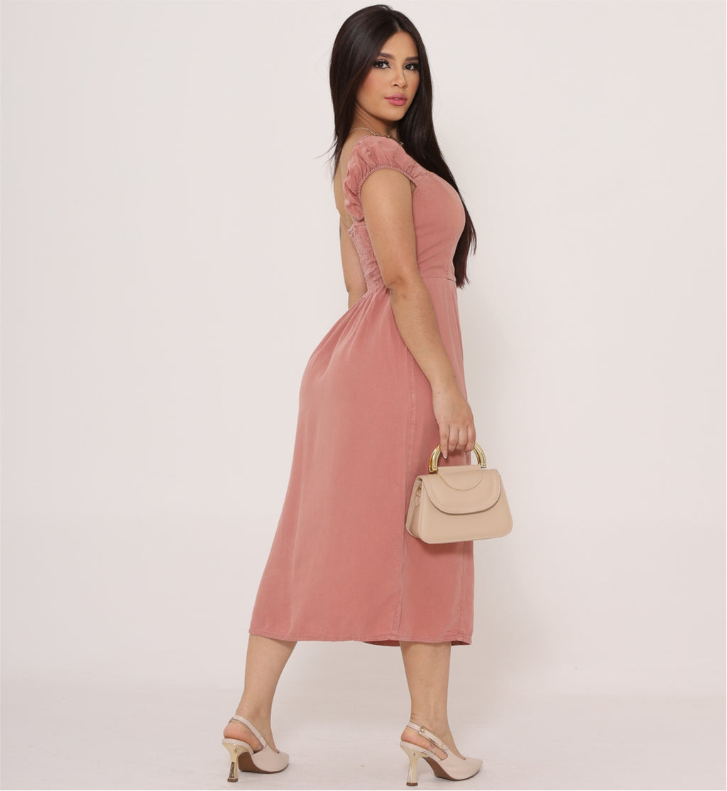 Vestido Midi com Manga Curta e Decote Reto e Fenda