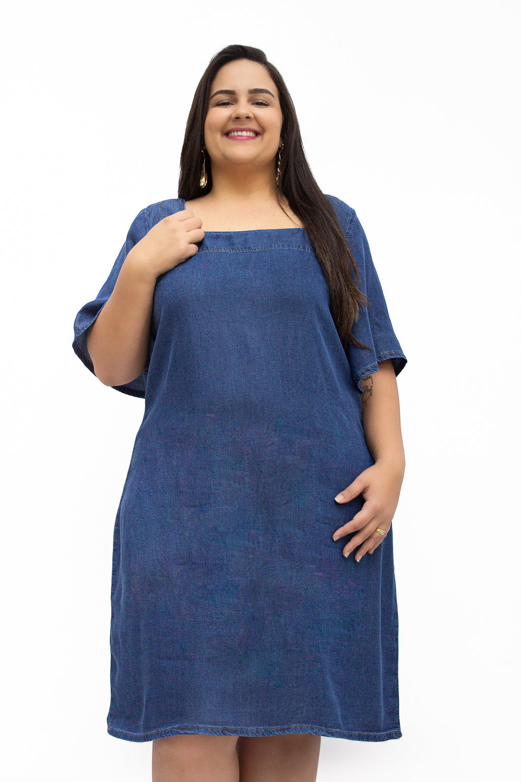 Vestido Jeans Plus Size Curto com Detalhe de Amarração