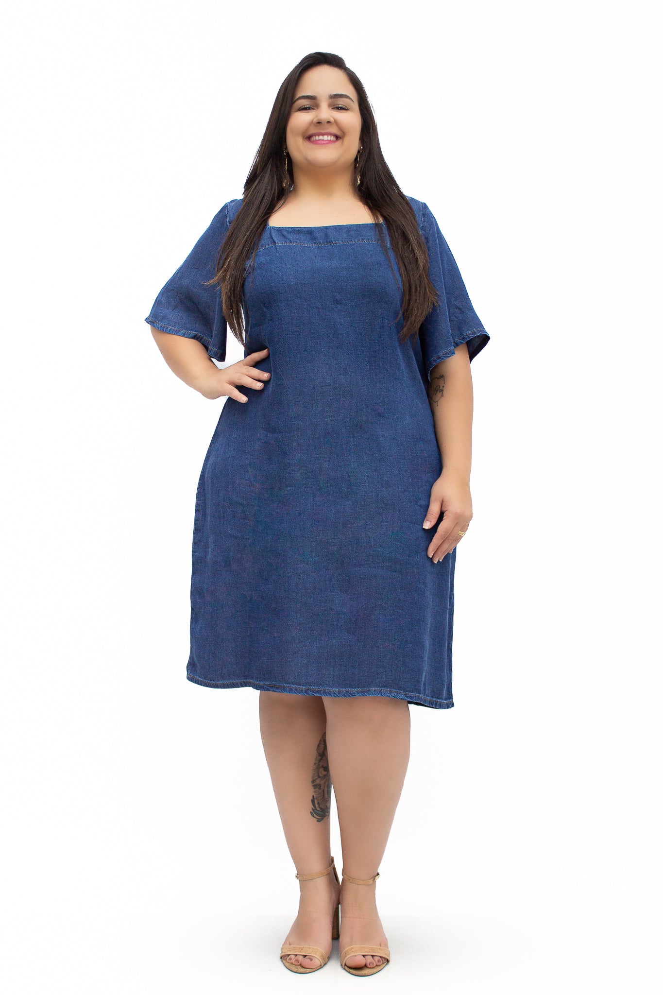 Vestido Jeans Plus Size Curto com Detalhe de Amarração