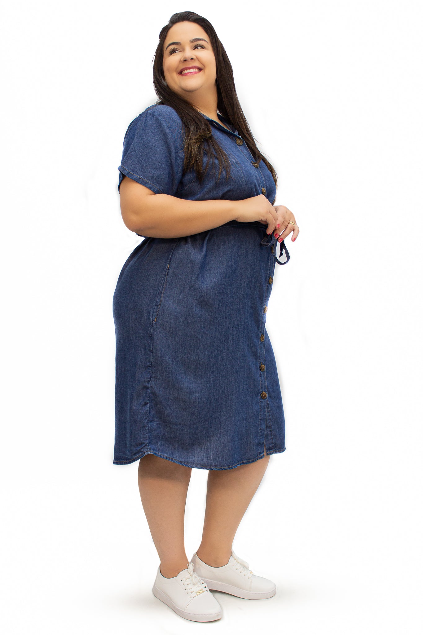Vestido Plus Size Curto com Botões Frontais e Amarração