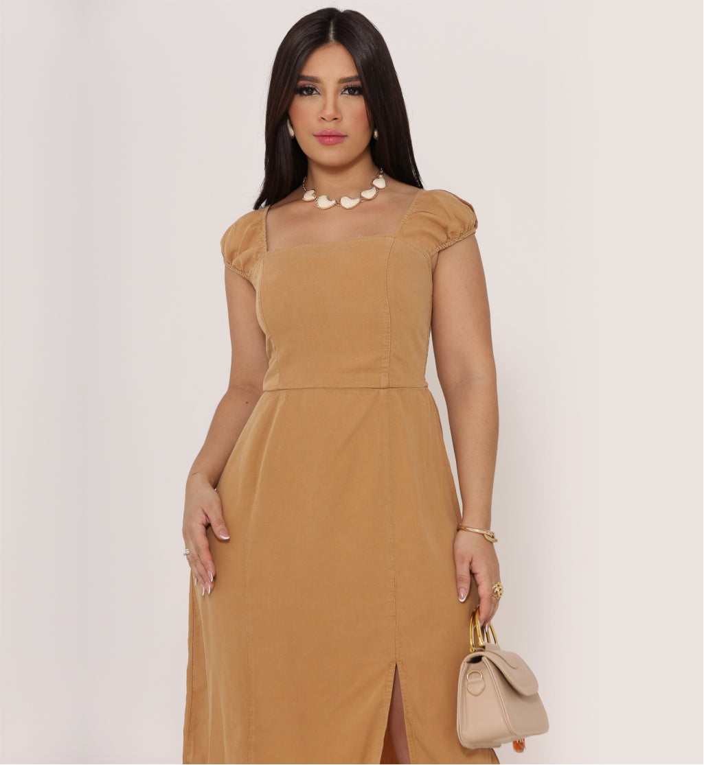 Vestido Midi com Manga Curta e Decote Reto e Fenda