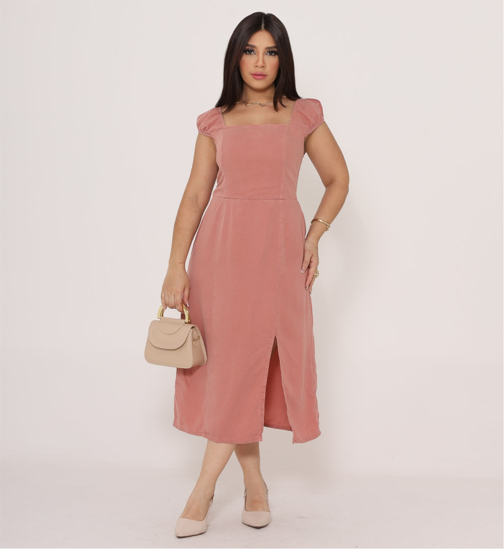 Vestido Midi com Manga Curta e Decote Reto e Fenda