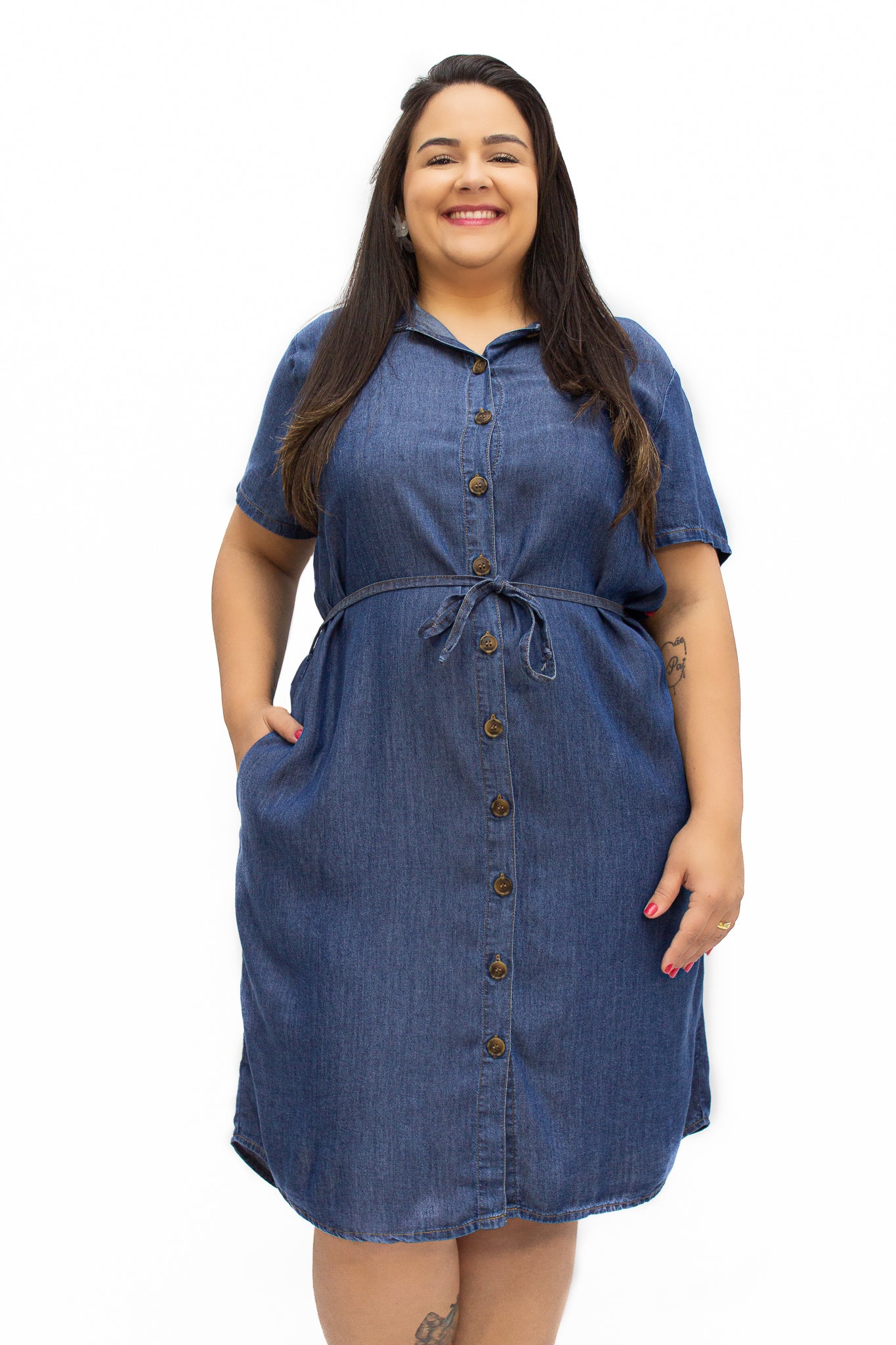 Vestido Plus Size Curto com Botões Frontais e Amarração