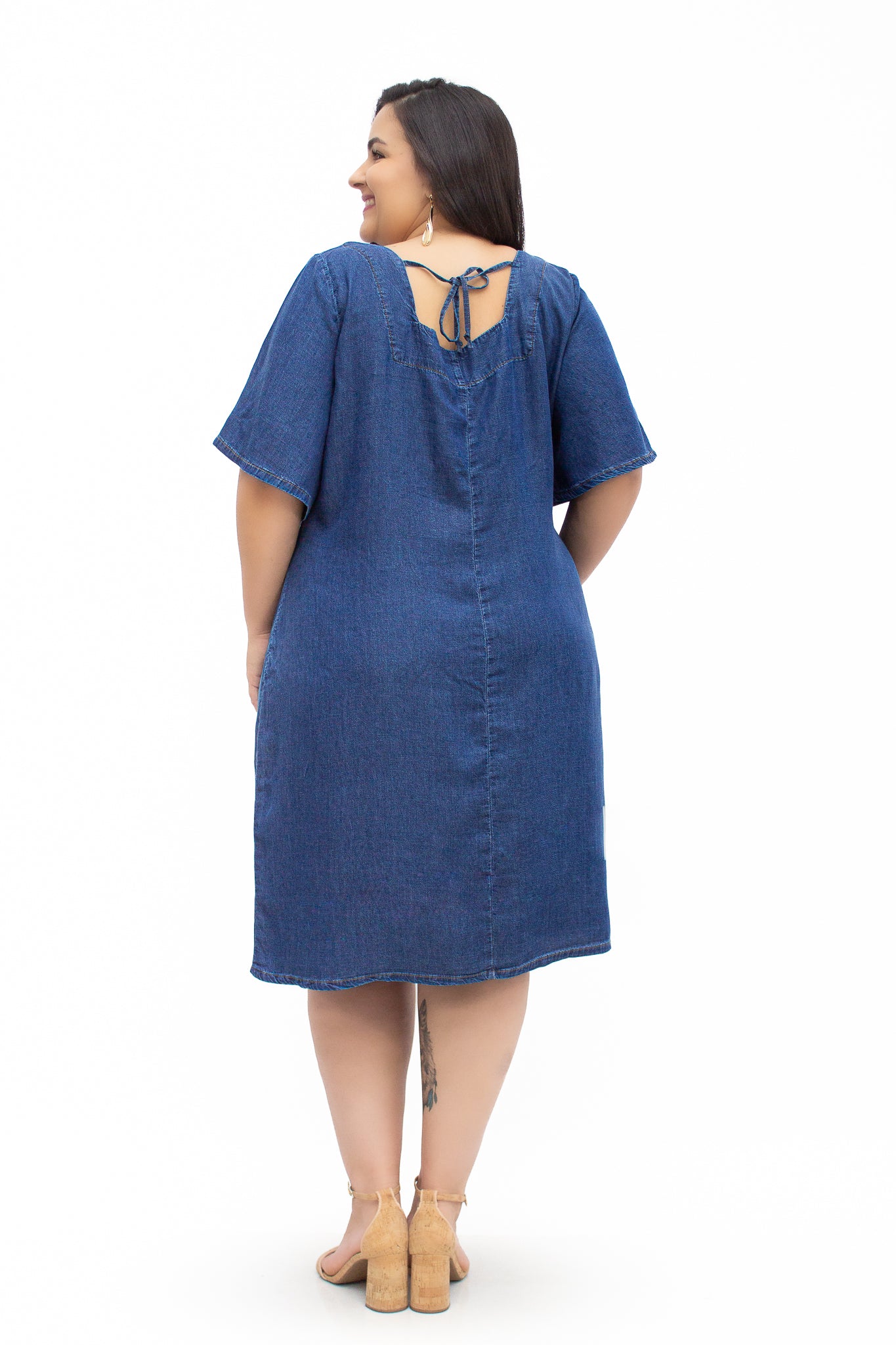Vestido Jeans Plus Size Curto com Detalhe de Amarração
