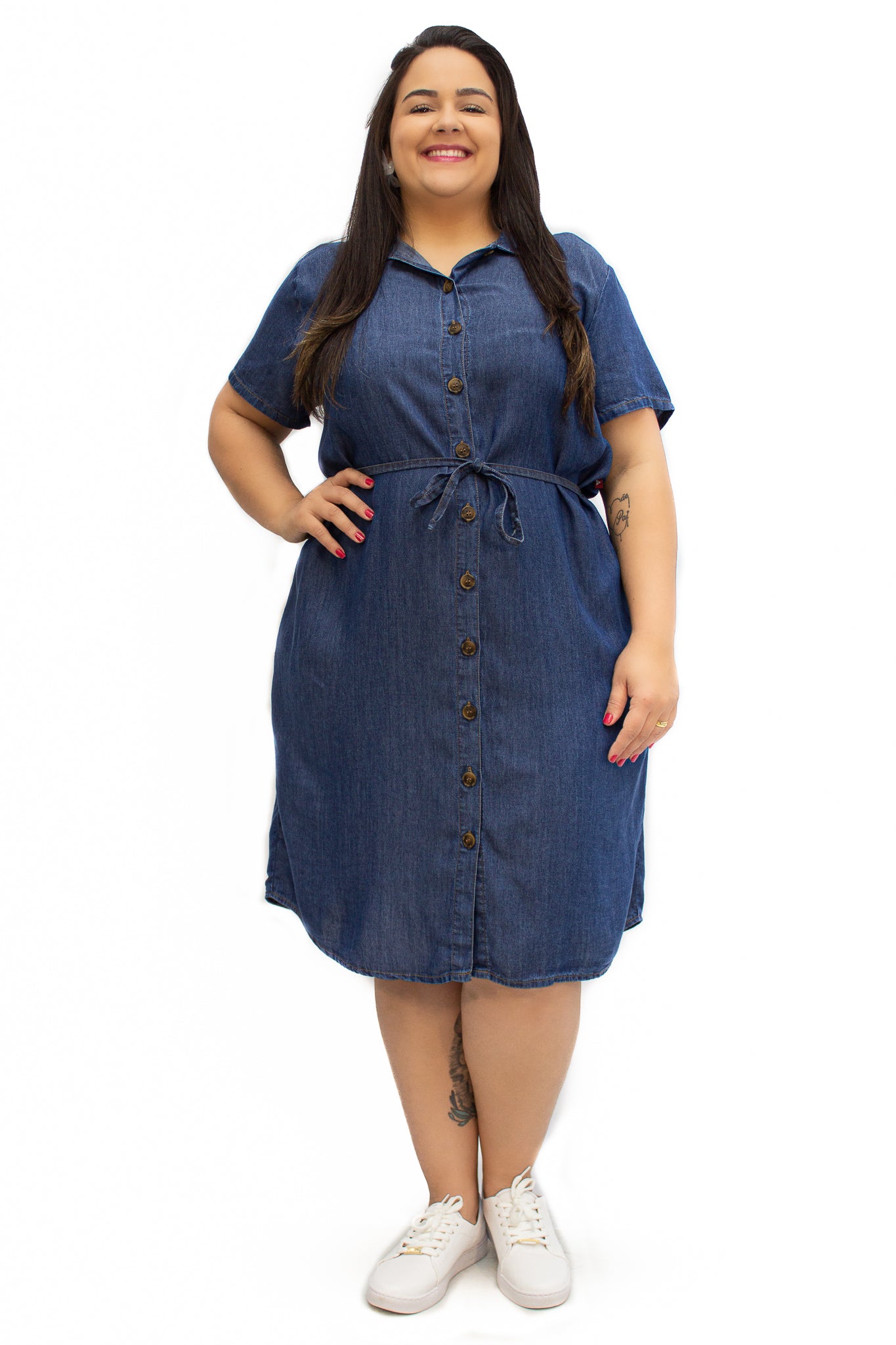 Vestido Plus Size Curto com Botões Frontais e Amarração